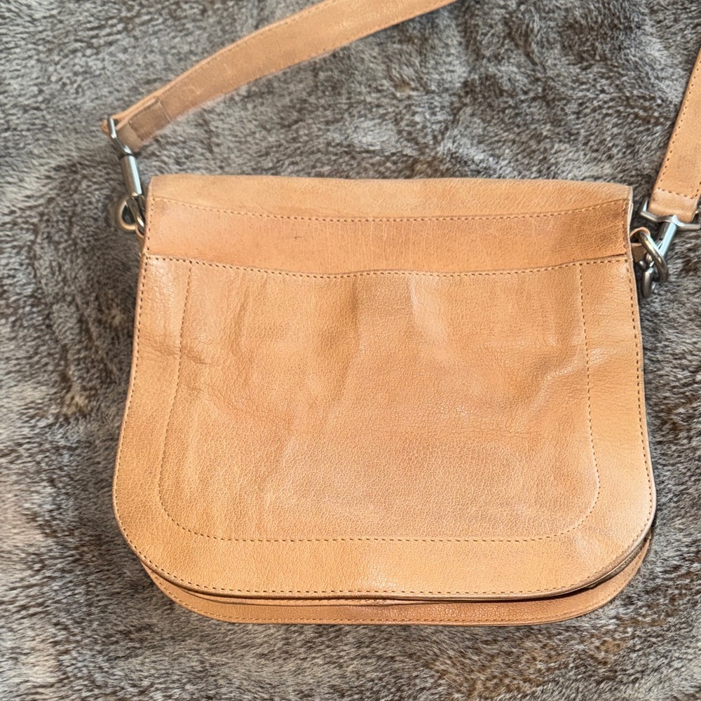 Kenneth Cole Soft Tan Leather Crossbody Saddle Bag - Picture 8 of 9